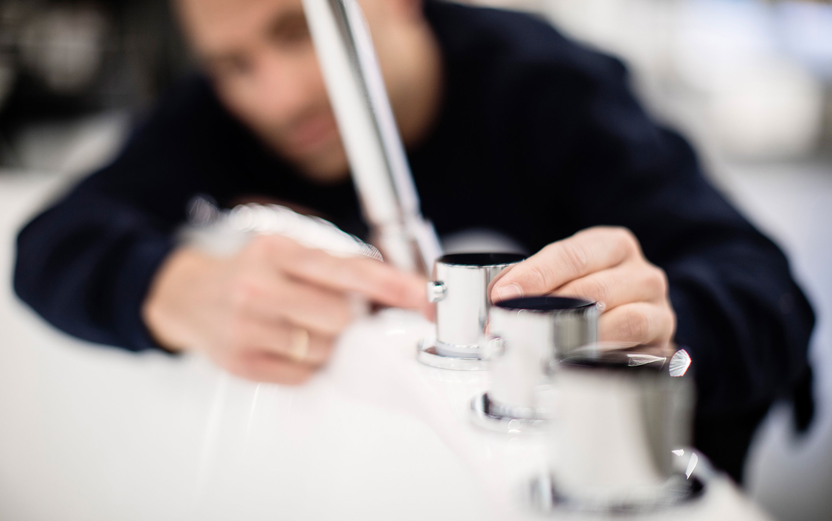 Kristiansand VVS monterer et badekarbatteri