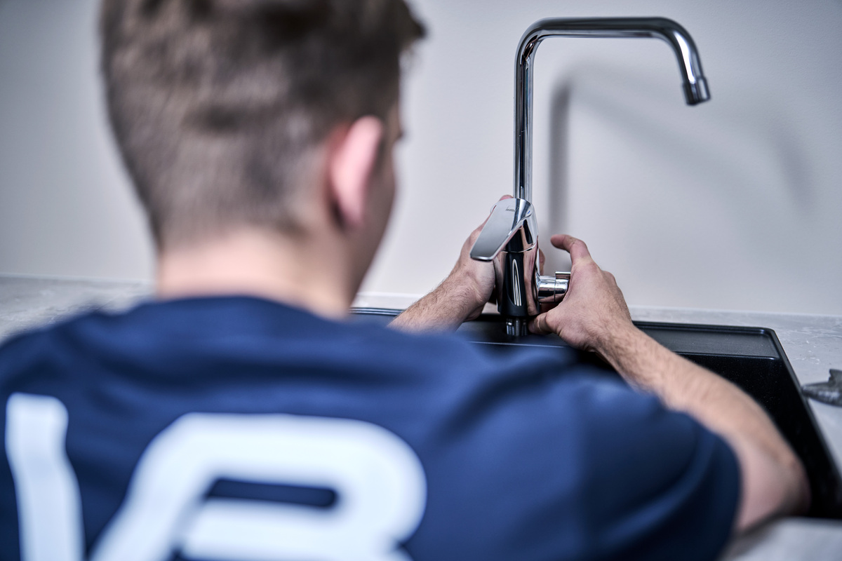 Rørlegger fra Kristiansand VVS monterer et servantbatteri